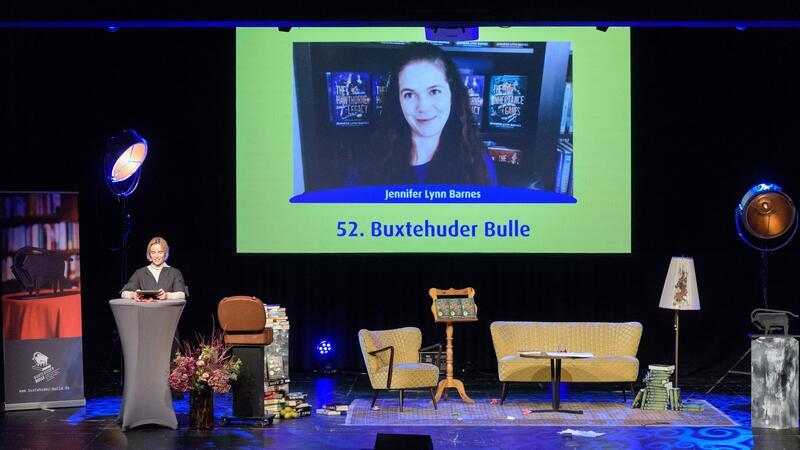 Buxtehuder Bulle: Verleihung ohne Gewinnerin Jennifer Lynn Barnes Die Laudatio auf die Gewinnerindes Buxtehuder Bullen Jennifer Lynn Barnes hielt Schauspielerin und Hörbuchsprecherin Leonie Landa.