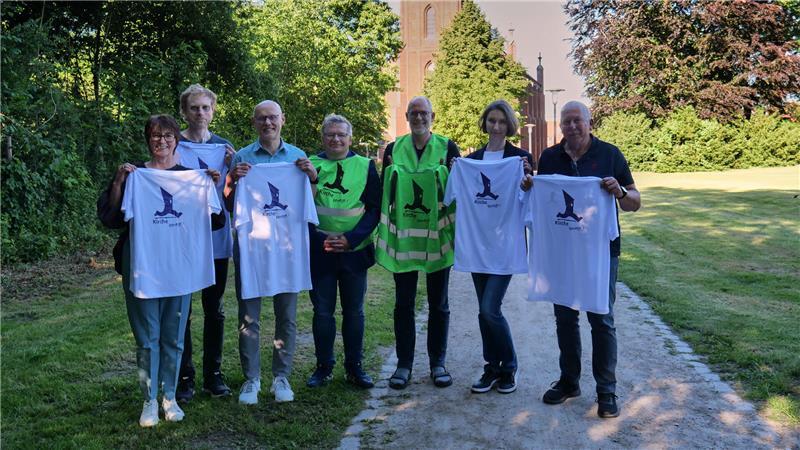 Lauf-Musik-Festival Harsefeld: Kirche läuft für ukrainische Kinder Die Lauf-Shirts sind schon bedruckt (von links): Kirchenvorstandsvorsitzende Silke Jeske, Läufer Andreas Ibe, Initiator Hermann Fitschen, Fundraiser Ulf Compart, Diakon Björn Reinkemeier, Natalia Platonova und Wilfried Sprekels.