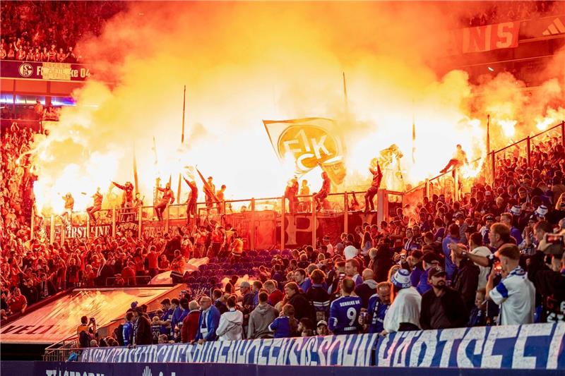 Knapp 72.000 Euro Geldstrafe für Kaiserslautern Die Lauterer Fans zündeten beim FC Schalke 04 Pyrotechnik.