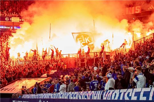 Die Lauterer Fans zündeten beim FC Schalke 04 Pyrotechnik.
