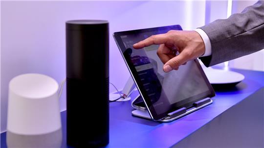 Die Lautsprecher Google Home (l) und Amazon Echo sind ausgestattet mit den Sprachassistenten Google Assistant und Alexa.
