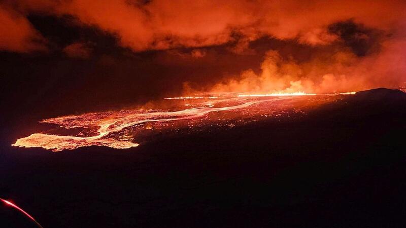 Vier Kilometer langer Riss - Neuer Vulkanausbruch auf Island Die Lava dringt durch die Erdspalte an die Oberfläche. Diesmal scheint der Fischerort Grindavík verschont zu bleiben.