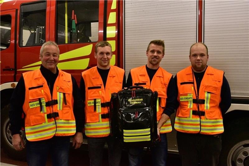Die Lebensretter aus der Notfallgruppe der Hammaher Feuerwehr (von links) in Weste und mit Notfallrucksack: Sönke Holst, Thies von Bargen, Marvin Rapp und Lukas Fuchs.