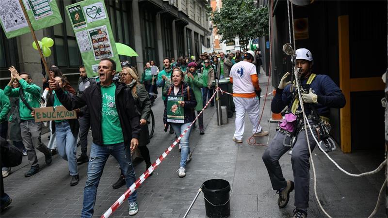 Polizei geht mit Schlagstöcken gegen Lehrer in Madrid vor Die Lehrer fordern bessere Arbeitsbedingungen.