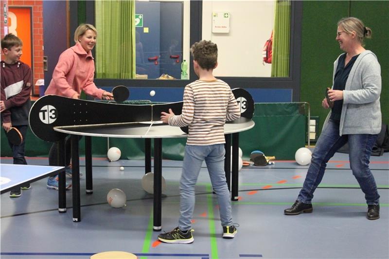 Was die Buxtehuder gegen die Flaute an der Tischtennis-Platte unternehmen Die Lehrerinnen Corinna Keibel und Ulrike Janssen hatten auch ihren Spaß an der Platte.