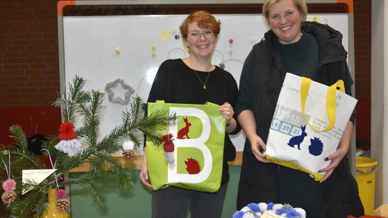 Weihnachtsbasar der IGS Buxtehude: Das Geld kommt Schulprojekten zugute Die Lehrerinnen Vanessa Klindworth und Miriam Ebel präsentieren Artikel der IGS-Schülerfirmen.