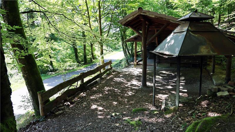 Die Leiche des 18 Jahre alten Opfers wurde in der Nähe einer Grillhütte im Spessart gefunden. (Archivbild)