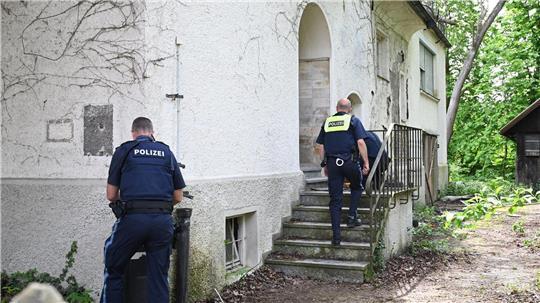 Die Leiche war am Montagvormittag in einem leerstehenden Gebäude in Memmingen entdeckt worden. (Archivbild)