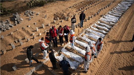 Die Leichen nicht identifizierter Palästinenser, die im Rahmen der Waffenruhe aus Israel zurückgebracht wurden, werden im Gazastreifen begraben. 