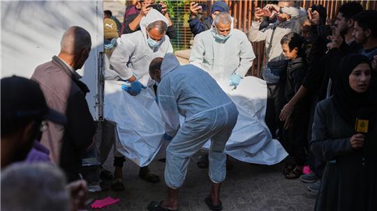 Die Leichen nicht identifizierter Palästinenser, die im Rahmen des Waffenstillstandsabkommens aus Israel zurückgebracht wurden, werden in das Nasser-Krankenhaus im Gazastreifen gebracht. 
