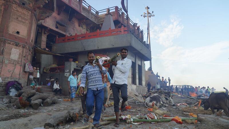 Die Leichen sind in weiße Tücher gehüllt - ein Symbol für Reinheit und Trauer.