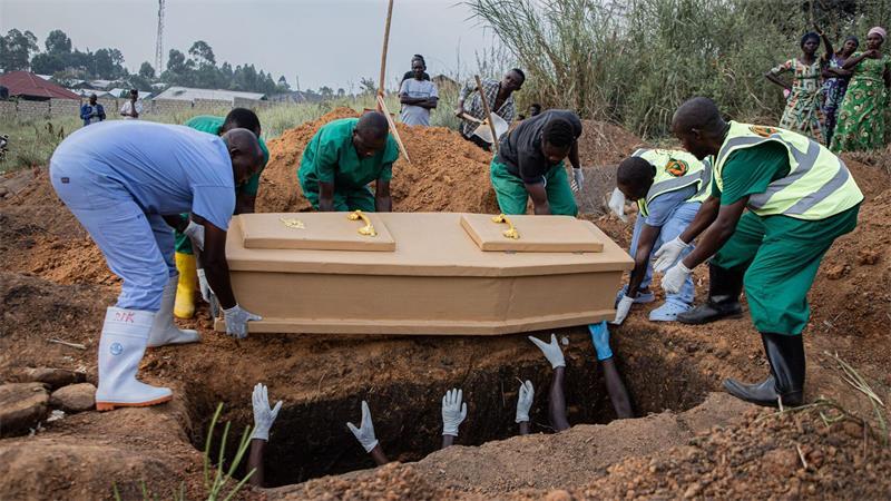 Schon mehr als 2.000 Ebola-Tote im Kongo Die Leichen verstorbener Ebola-Patienten gelten als hochansteckend und müssen unter besonderen Sicherheitsmaßnahmen beigesetzt werden. (Archivbild)