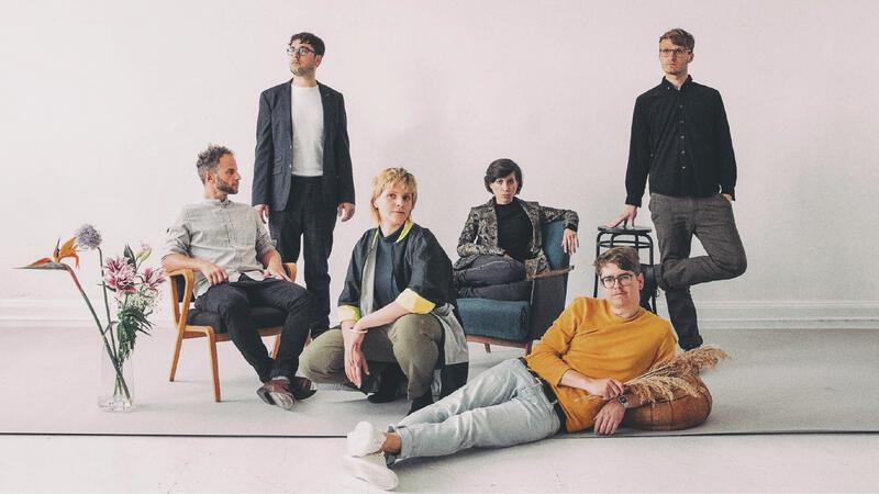 Die Leipziger Band Karl die Große spielt in der Stader Seminarturnhalle.