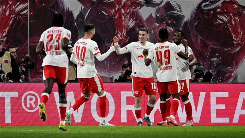 Die Leipziger Spieler freuen sich mit Torschütze Gruda (m.). 