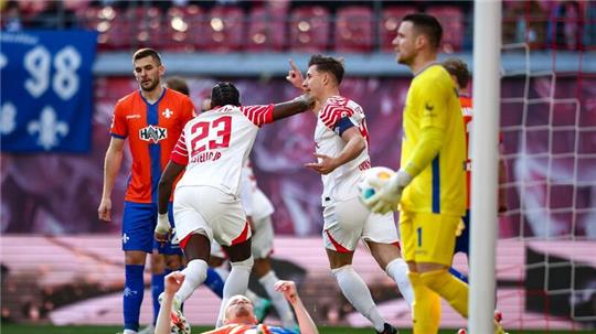 Die Leipziger Spieler jubeln nach dem Eigentor von Darmstadts Thomas Isherwood zum 1:0.
