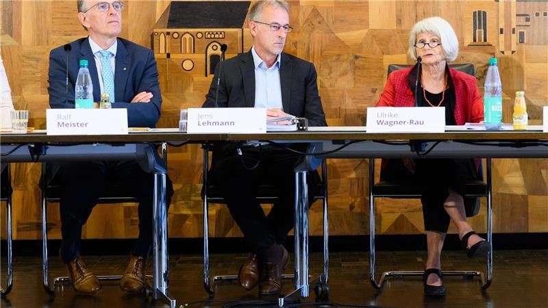 Die Leiterin der Aufarbeitungskommission, Ulrike Wagner-Rau, stellte den Bericht vor. Danach nahmen Bischof Ralf Meister (links) und Kirchenamtspräsident Jens Lehmann Stellung.