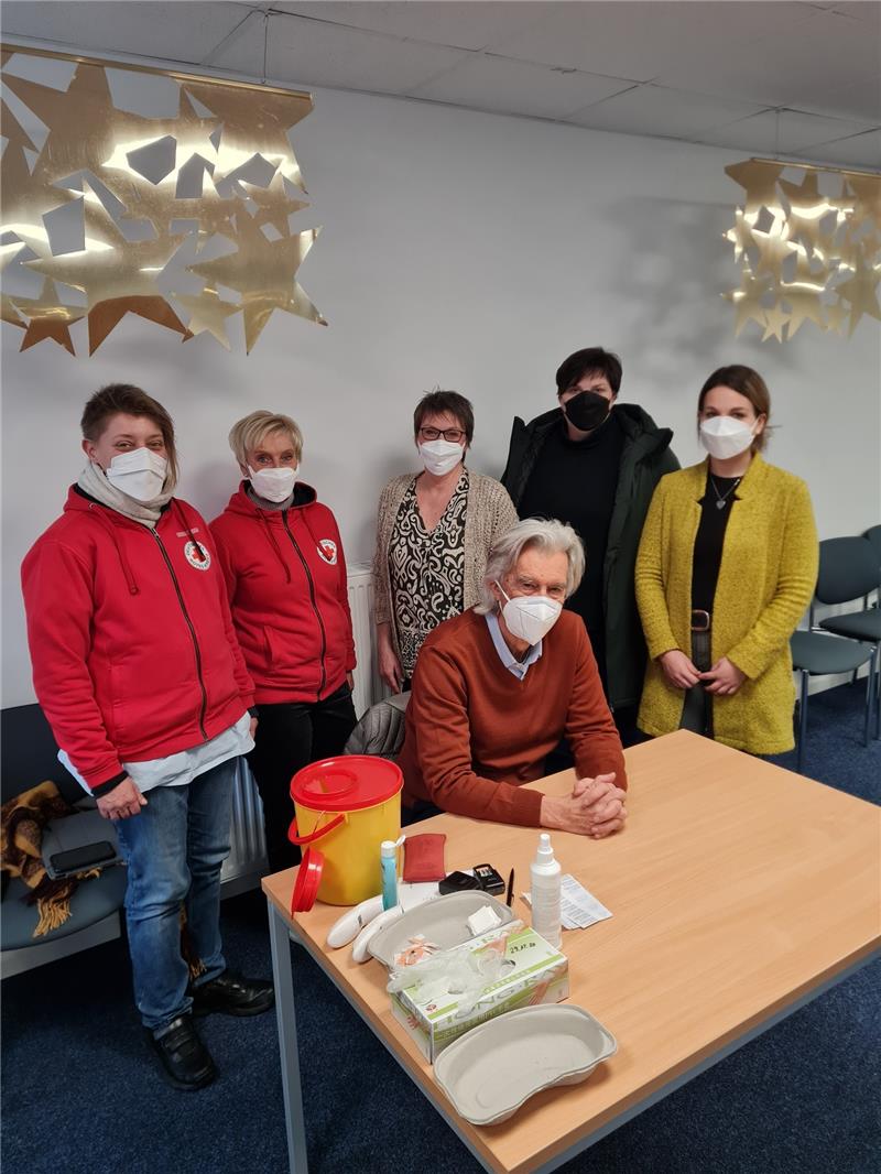 Die Leiterin der Impfteams, Beke Cordes, und Landkreis-Dezernentin Susanne Brahmst (von rechts) danken den Mitarbeitern am letzten Aktionstag beim Marktkauf in Stade. Foto: Landkreis Stade/Beneke