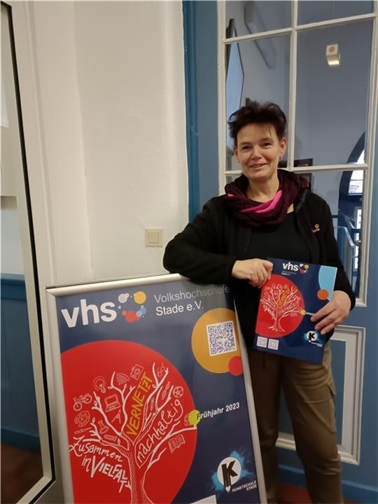 Die Leiterin der VHS Stade, Katja Buse, stellt das breit gefächerte Angebot der VHS Stade für dieses Frühjahr vor. Foto: Bisping
