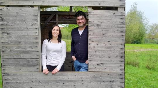 Die Leiterin des Bauspielplatzes, Lara Hausmann, und Stadtjugendpfleger Marc Olszewski hoffen auf möglichst viele Besucher beim Eröffnungsfest auf dem Bauspielplatz.
