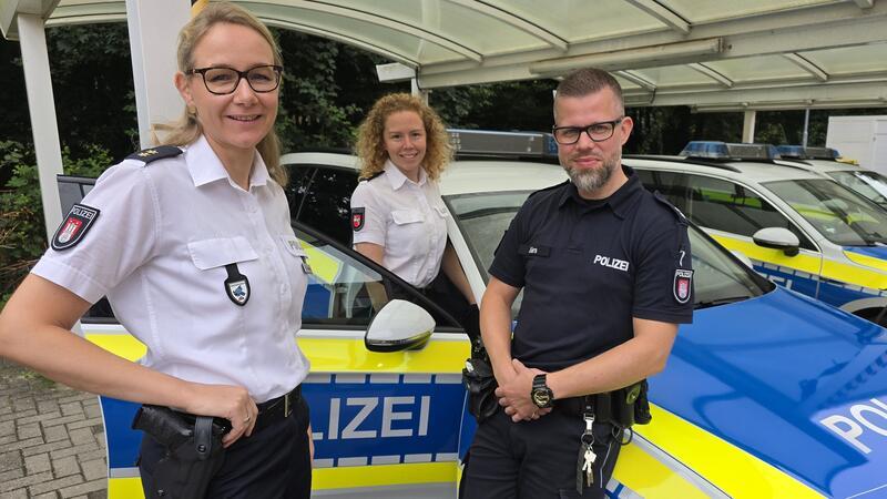 Warum derzeit Hamburger Polizisten in Buxtehude unterwegs sind Die Leiterinnen der Kommissariate, Daniela Schönefeld (links, Neugraben) und Mailin Bartels, mit Oberkommissar Christoph Jürs aus Hamburg.