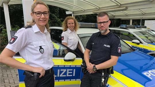 Die Leiterinnen der Kommissariate, Daniela Schönefeld (links, Neugraben) und Mailin Bartels, mit Oberkommissar Christoph Jürs aus Hamburg.