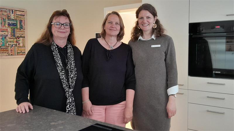 Die Leiterinnen des neuen Familienzentrums, Anke Rademacker und Claudia Naaf-Pawolka mit Fachbereichsleiterin Annette Müller-Borghardt in den Räumen des Familienzentrums.