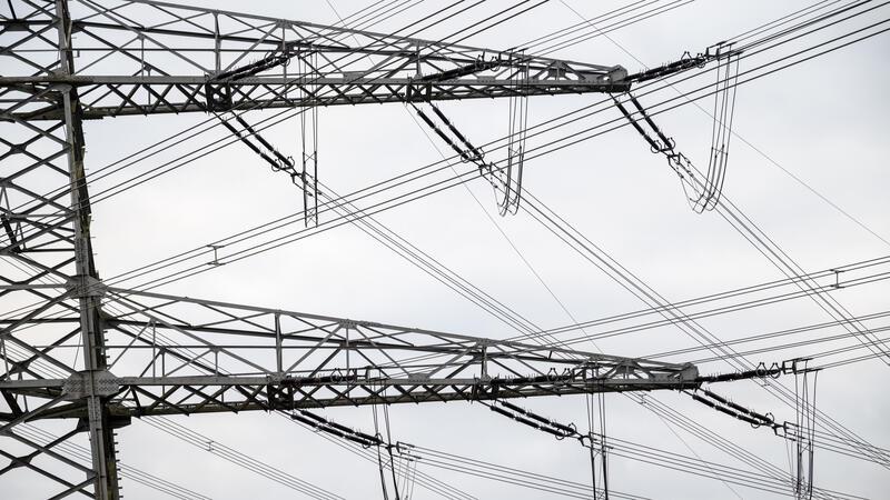 Weg für neues Stromnetz durch Dollern ist frei Die Leitung für Strom, die derzeit durch Dollern verläuft, soll bis 2033 durch eine leistungsstärkere Anlage ersetzt werden.