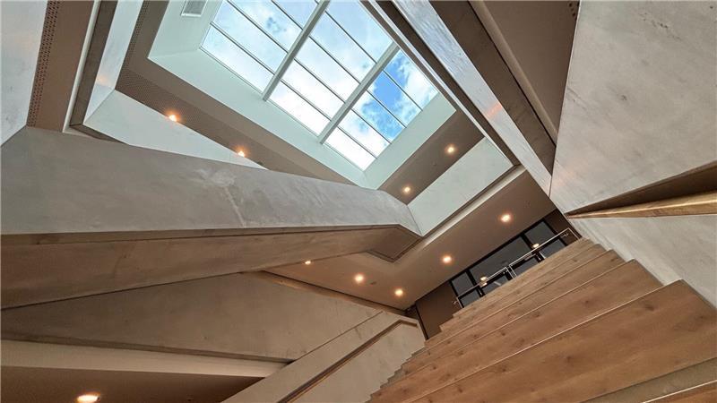 Buxtehudes modernste Schule: So sieht der HPS-Neubau von innen aus Die Lerntreppe im Erweiterungsbau der Halepaghen-Schule: Dabei handelt es sich um eine Kombination aus Sitztreppe, Tribüne und von oben belichteter Halle.
