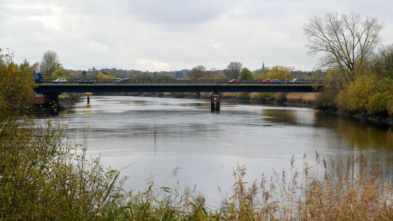 13-Jähriger ertrinkt in Fluss in Bremen Die Lesum fließt in Bremen in die Weser. In dem Fluss ist ein 13-Jähriger ertrunken. (Symbolfoto)