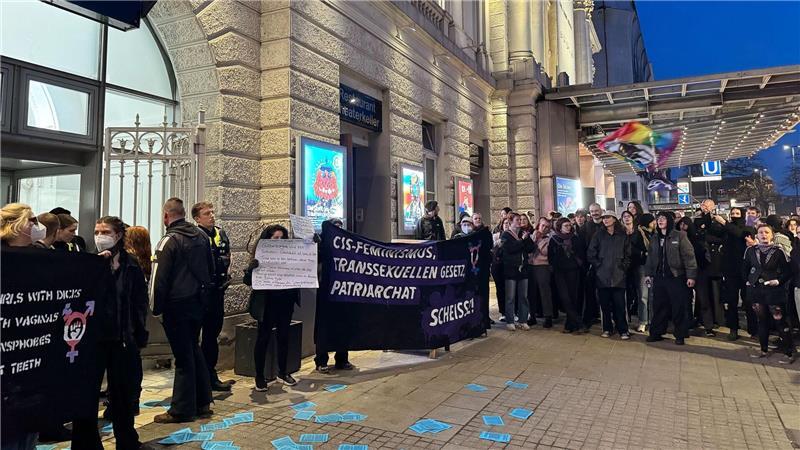 Die Lesung von Alice Schwarzer in Hamburg ist von lauten Protesten begleitet worden.