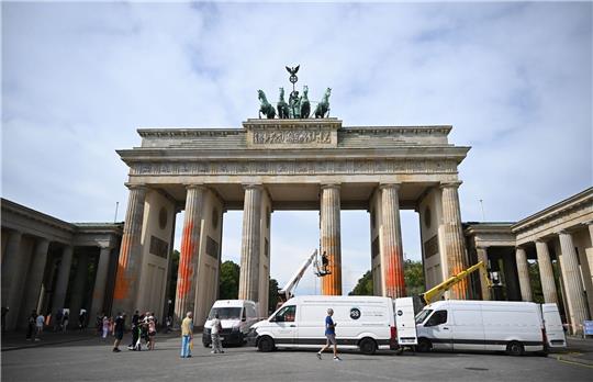 Die Letzte Generation teilte mit, der Farbanschlag sei als Protestaktion zu sehen und «Teil des sogenannten Wendepunkts».