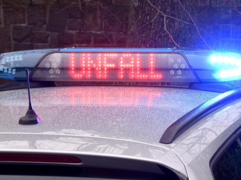 Die Leuchtschrift «Unfall» auf dem Dach eines Polizeiwagens. Foto: Carsten Rehder/dpa/Symbolbild
