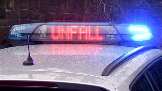 Die Leuchtschrift «Unfall» auf dem Dach eines Polizeiwagens.