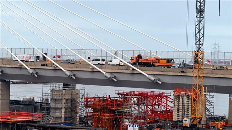 Schnee, Glätte, Brückensperrung – Winter legt Verkehr lahm Die Leverkusener Rheinbrücke war stundenlang wegen herabfallender Eisstücke gesperrt.