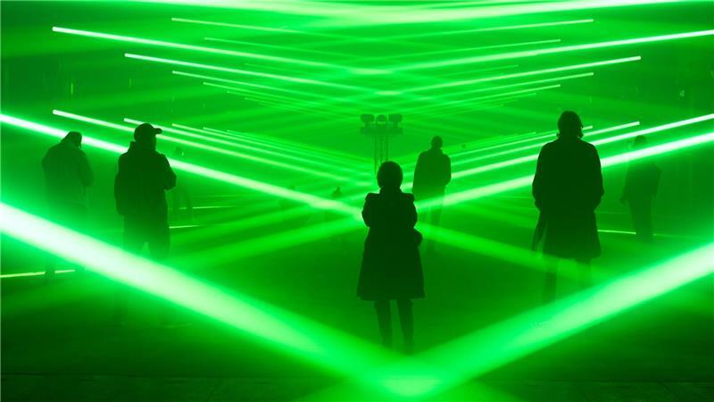 Die Licht-Musik-Show der Künstler Christopher Bauder und Kangding Ray ist die erste Ausstellung in der Halle „Transformator“ auf dem „Dark Matter“-Gelände in Berlin. 