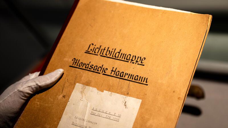 100 Jahre Fritz Haarmann: So tötete der Serienmörder von Hannover Die Lichtbildmappe in der Mordsache Fritz Haarmann.