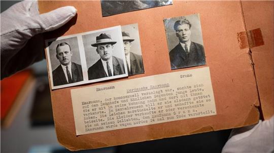 Die Lichtbildmappe in der Mordsache Fritz Haarmann wird im Polizeimuseum Niedersachsen gezeigt.