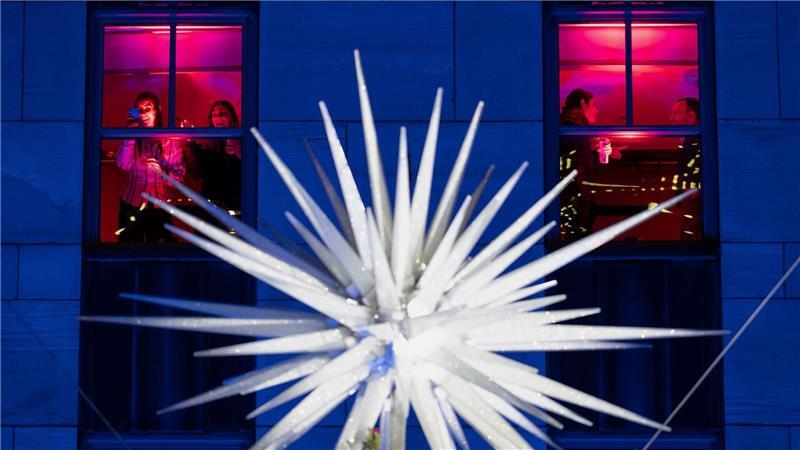 Die Lichter am Baum sind angeknipst.