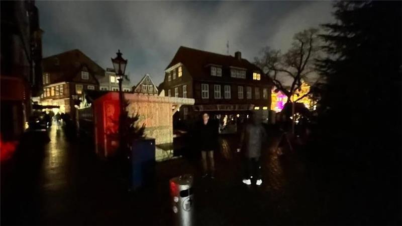 Stromausfall auf dem Stader Weihnachtsmarkt – Der Blackout im Video Die Lichter sind erloschen: Ein TAGEBLATT-Leser hat den verdunkelten Fischmarkt in Stade im Bild festgehalten.