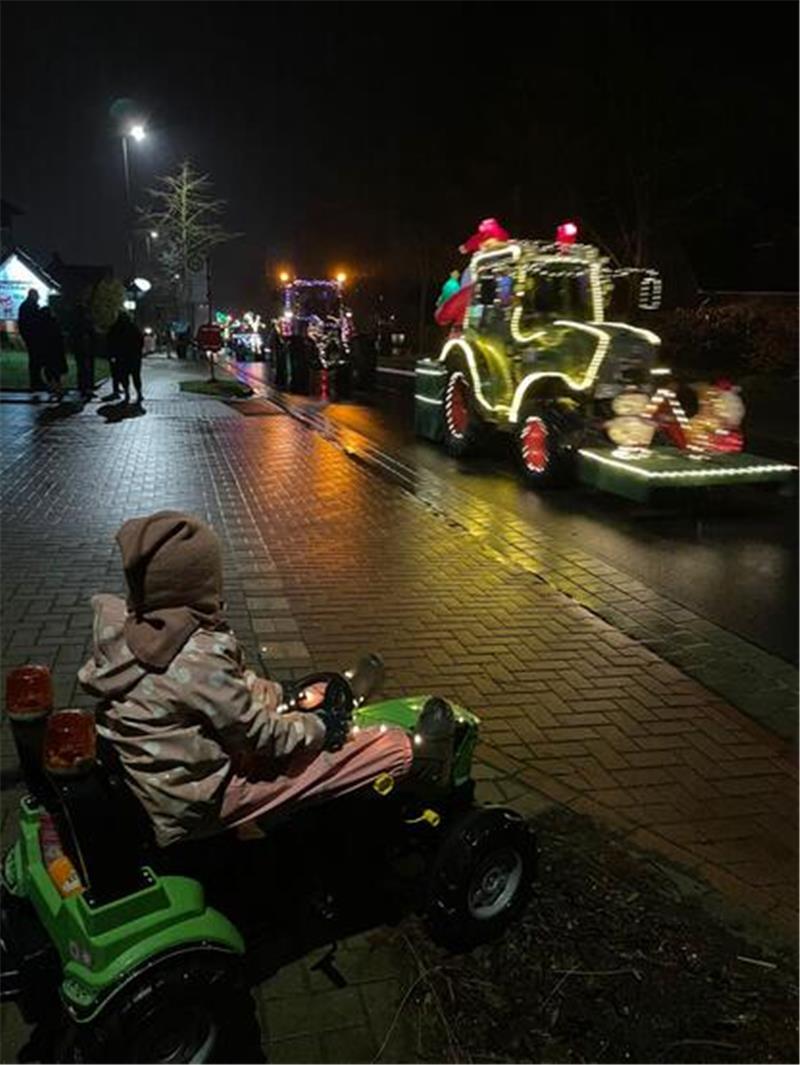 "Die Lichterfahrt durch Agathenburg war wunderschön und einfach toll mit anzusehen.Meine Tochter Leni war total begeistert", schreibt TAGEBLATT-Leserin Daniela Feller.