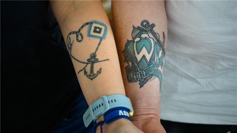 Die Liebe zu ihrem jeweiligen Fußball-Verein zeigen Christine Friede-Schinzel und Peter Schinzel auch mit Tattoos.