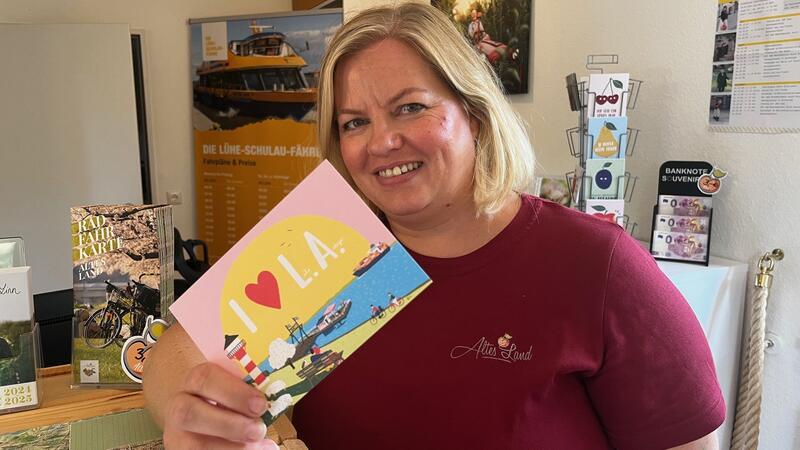Die Liebe zum L.A. gibt es auch als Postkarte: Julia Cirkel von der Tourist-Info verkauft sie.