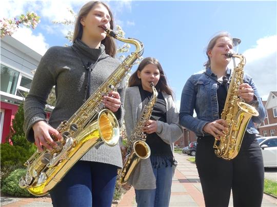 Die Liebe zum Saxofon hat alle drei Schwestern gepackt: Martje (17, links), Gretje (10) und Marieke (18) spielen im Schulorchester der Elbmarschenschule. Beim Weihnachtskonzert standen sie erstmals als Trio auf der Bühne. Foto: Knappe