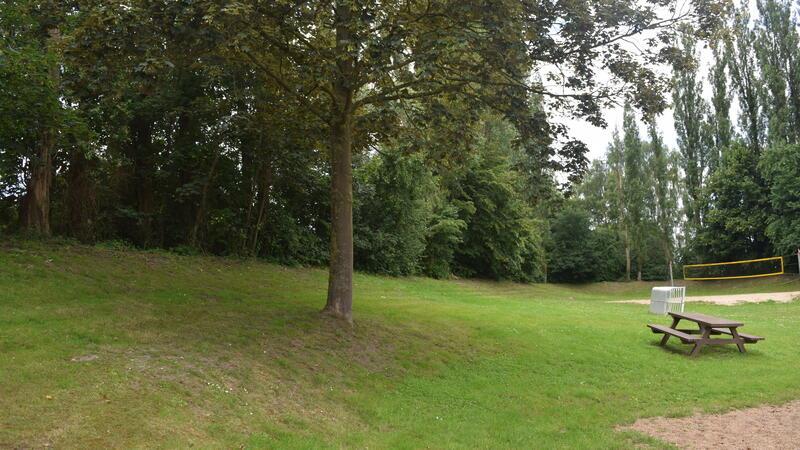 Freibad-Check: Das Smartphone öffnet die Türen in Horneburg Die Liegewiese hat oft Hanglage und überschneidet sich mit Spielbereichen.