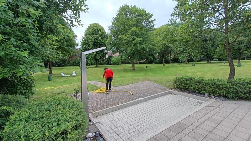 Die Liegewiese mit viel Baumbestand hält auch schattige Plätze vor.