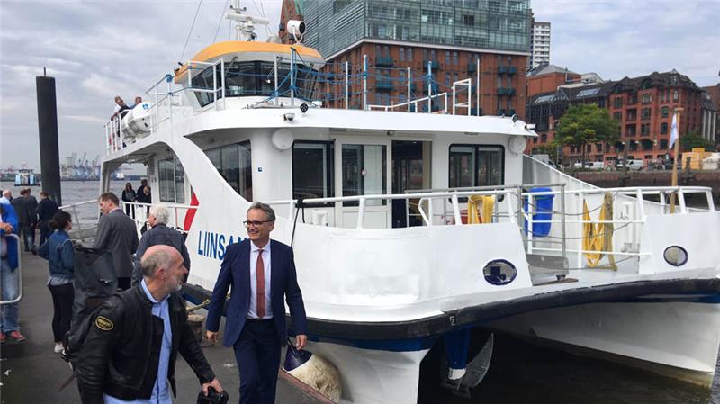 Die Liinsand landet am Fischmarkt in Altona an. Von Bord geht Hamburgs Staatsrat Andreas Rieckhof (SPD). Foto: Strüning