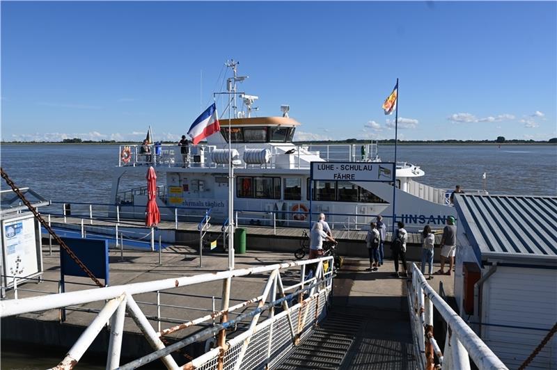 Elbfähre Liinsand startet in die Saison Die Liinsand macht auch in dieser Saison wieder am Lühe-Anleger in Grünendeich fest - auf der Tour zwischen Stade und Hamburg. Foto: Vasel
