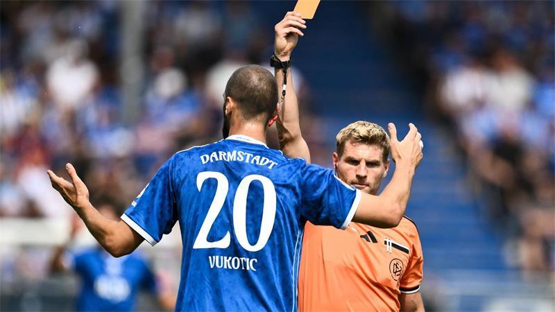 Erster Saisonsieg für 96 - Darmstadt sauer auf Referee Die Lilien sind früh dezimiert nach Rot für Aleksandar Vukotic.