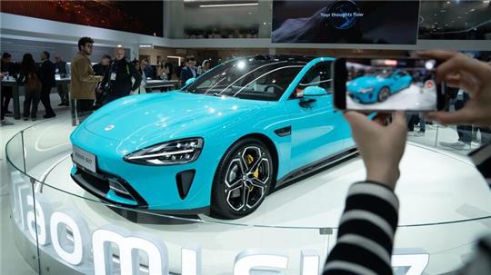 Die Limousine SU7 bei einer Präsentation des Mobile World Congress.