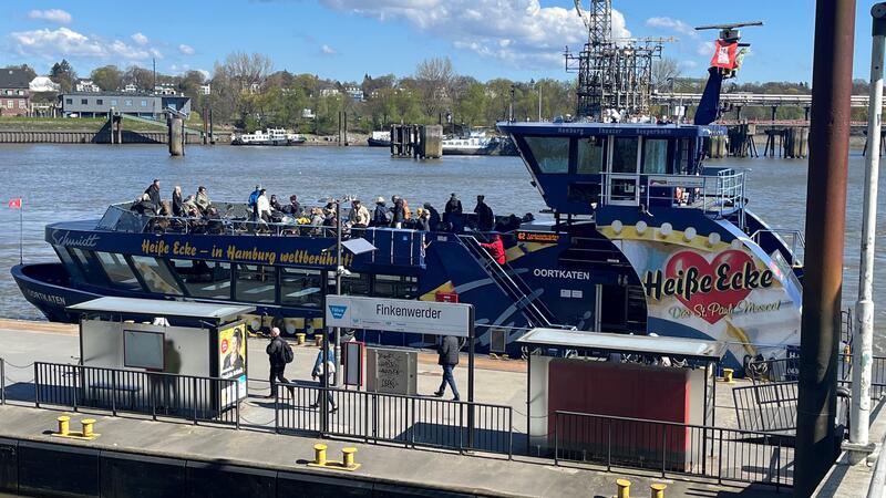 19-Jähriger stürzt von Hadag-Fähre in den Hamburger Hafen und muss reanimiert werden Die Linie 62 zwischen Finkenwerder und Landungsbrücken (Symbolfoto).